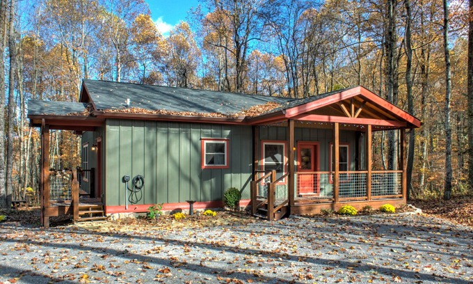 Skyland House | Baby Bear | Quiet Cabin on Bearwallow Mountain | Hot Tub and Near Hiking Trails