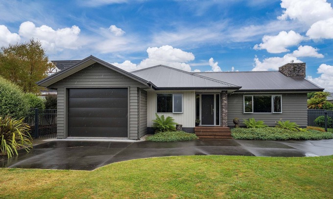 Kinloch House | Bach 32 - Taupo Holiday Home