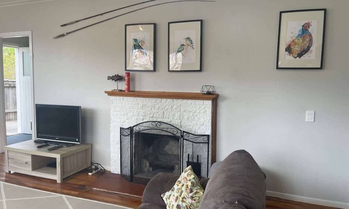 Two Mile Bay House | Bach 70 Summary: Brin
