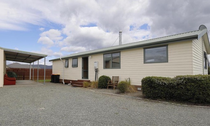 Te Anau House | Bach on Speight - Te Anau Holiday Home