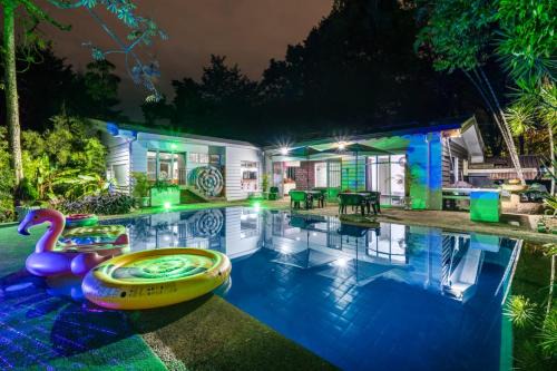 El Poblado Villa | Bachelor Party Guard Jacuzzi Pool