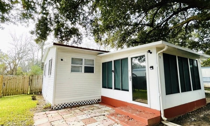 Ensley Cottage | Back to Emerald - Cute, cozy & close to the coast