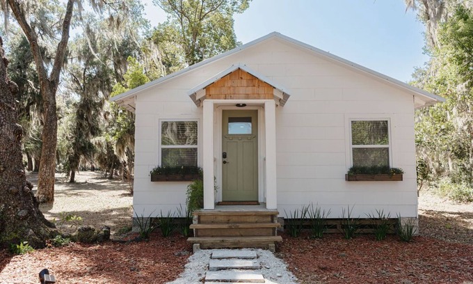 Darien House | Back to school DEAL! Downtown Darien