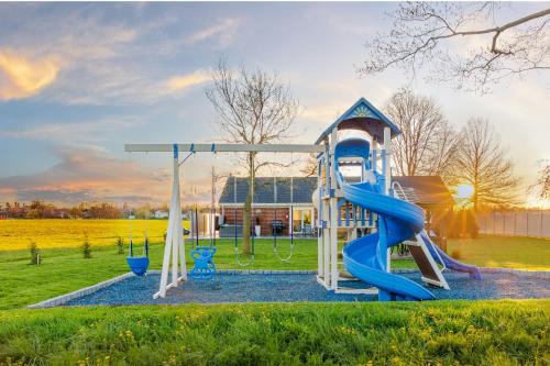 Bird In Hand Villa | Backyard Getaway Amish Farmland Hot tub Fire pit