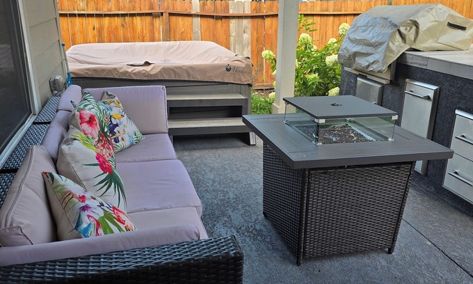 Spring House | Backyard Getaway! Near IAH Airport! Hot Tub!