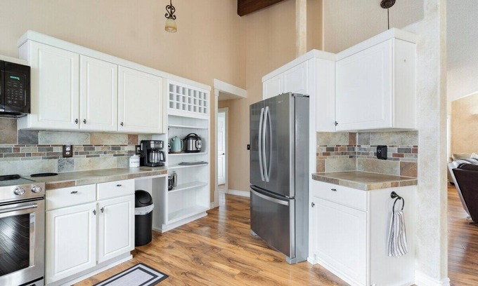 Mountain View House | Backyard Oasis Close to Town Fast Wi-fi Quiet