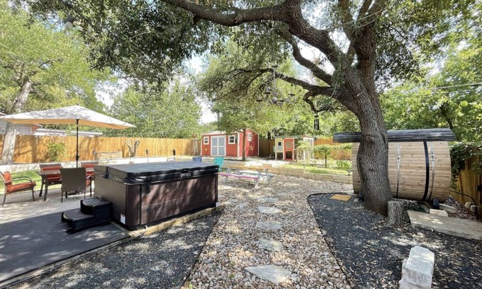 South Manchaca House | Backyard Spa Oasis- hot tub, cold plunge, and outdoor sauna. 10 min to downtown!