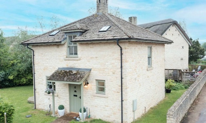 Cirencester Cottage | Badgers Lodge - MV37 - Lakeside Spa Property