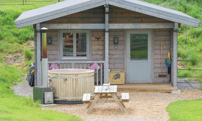 North Bitchburn Cottage | BADGERS SETT, pet friendly, with hot tub in Staindrop
