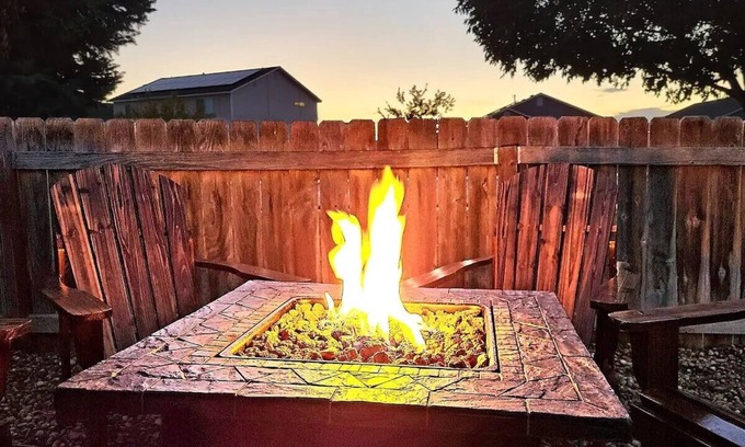 Caldwell House | ⭐Badminton/Volleyball net⭐️100Mbps⭐️3 TVs⭐️15min→Indian Creek Plaza⭐2600ft² ⭐nn