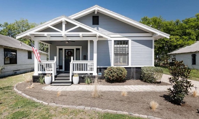 University House | Bagby Avenue Cottage