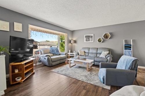 Drumheller House | Bahama Breeze I Hot Tub I Pool I 5 Bedroom