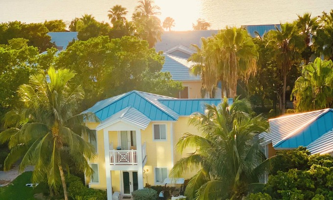 Alice Town House | Bahamian Rhapsody: 2-Story Treehouse in Prime Location nBoat slip available 40ft