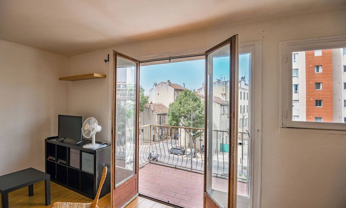 4th Arrondissement Apartment | Bail mobilité - Studio avec balcon proche Timone