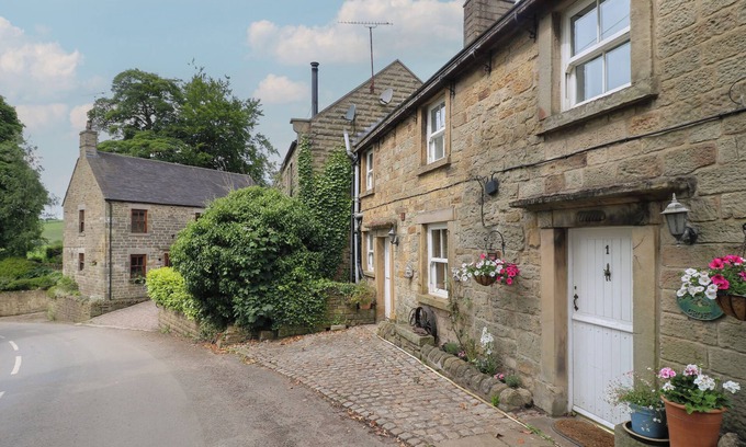 Longnor Cottage | BAKEHOUSE CROFT, pet friendly, character holiday cottage in Longnor