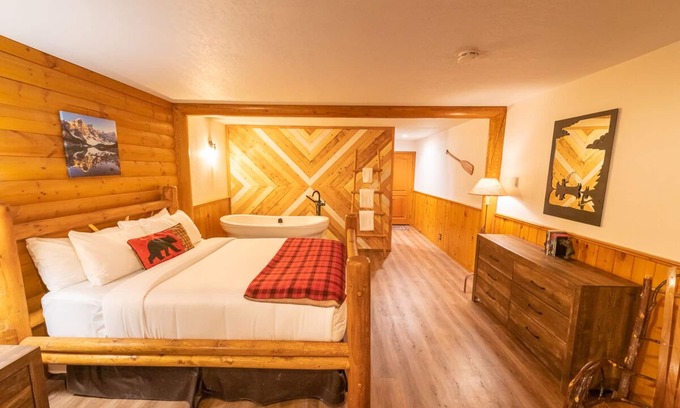 Lake Louise Cabin | Baker Creek | Jacuzzi Suite