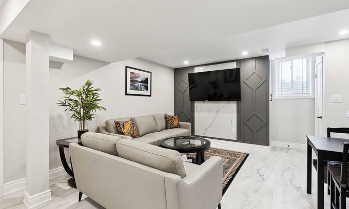Whitchurch-Stouffville Hotel | Baker Hill Executive Suite - 2 Bedroom Basement Apartment w/Full Kitchen & Bath