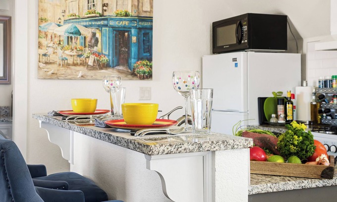 Baker Apartment | Baker Studio-Fast WiFi, Kitchen, W/D