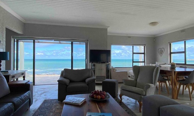 L'Agulhas House | Bakgat Stay - Seafront 7-sleeper holiday home