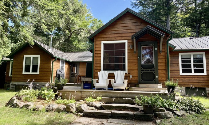 Bala Cottage | Bala-Retreat MUSKOKA - Walk to town/Sunsets/Sunny dock/Turnkey/Pet friendly