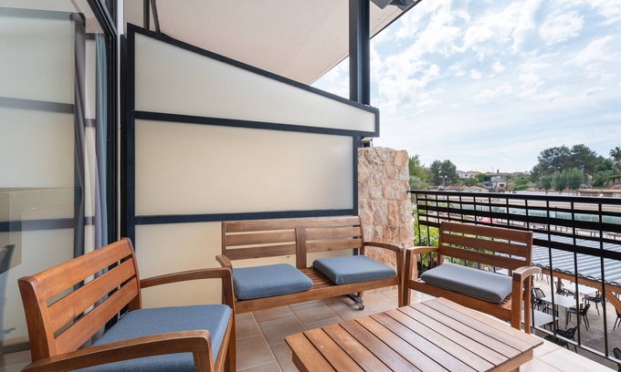 Navarres Apartment | Balcón de las Fuentes: Design, comfort and unique views