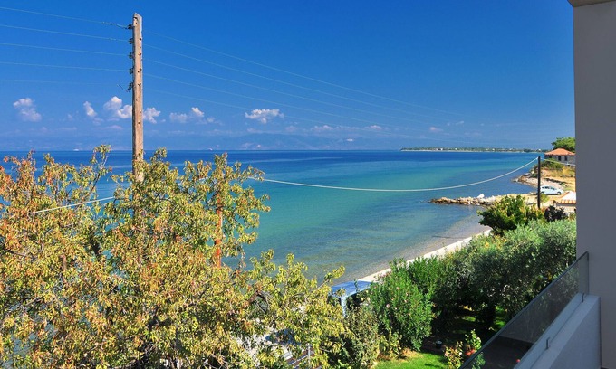 Skala Sotiros Apartment | Balconies on Sea - The White Apartment