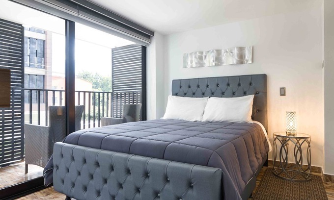 El Poblado Apartment | Balcony 1 Bedroom AC, Hot Tub Poblado