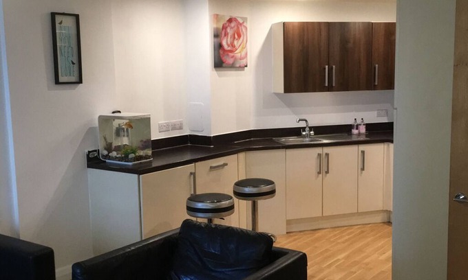Tower Hamlets Apartment | Balcony apartment with WiFI. 15 min to Canary Wharf, 20 min to Liverpool Street