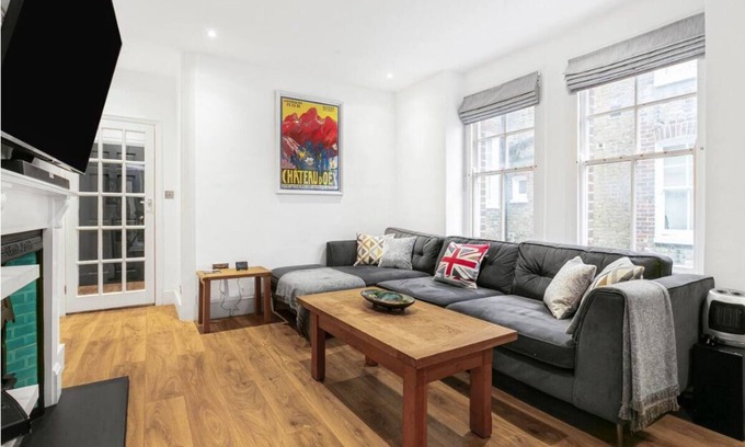 Queenstown Apartment | Balcony Apt Near Battersea Park & Power Station