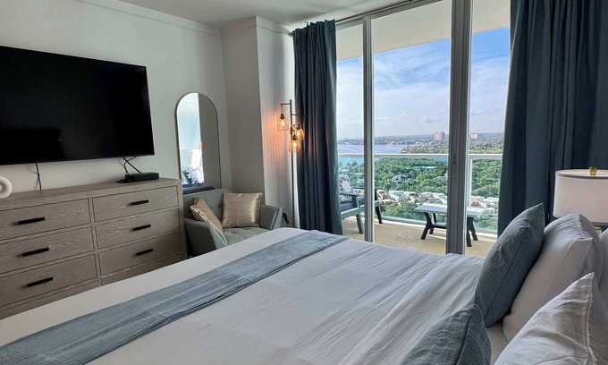 Coconut Grove Condo | Balcony Ocean View ! Pool - WiFi - Gym - Parking