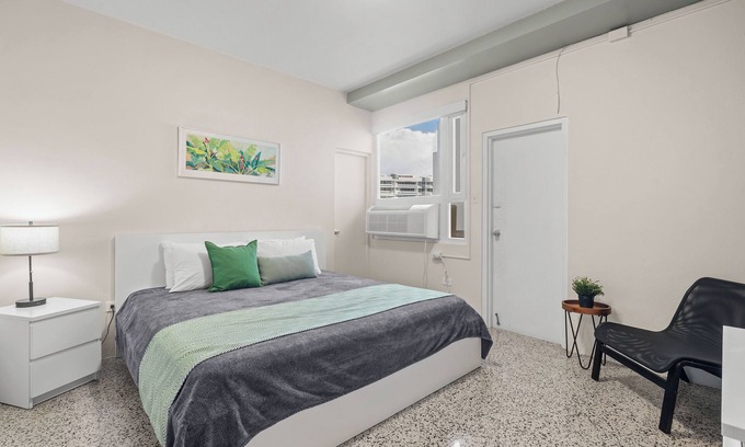 Miramar Apartment | Balcony With Views | King-Sized Bed | Free Parking