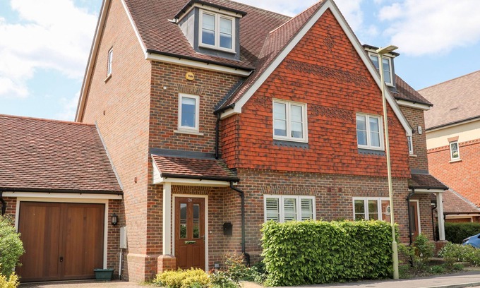 Hartley Wintney House | BALDWIN CLOSE, character holiday cottage in Hartley Wintney