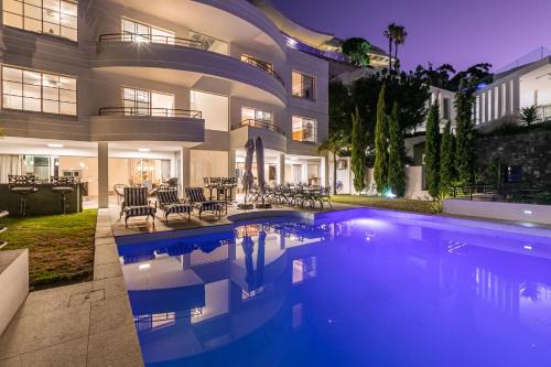 Bantry Bay Villa | Bali and Eva Fresnaye. Luxurious 7 bedroom villa. Pool and grand patio