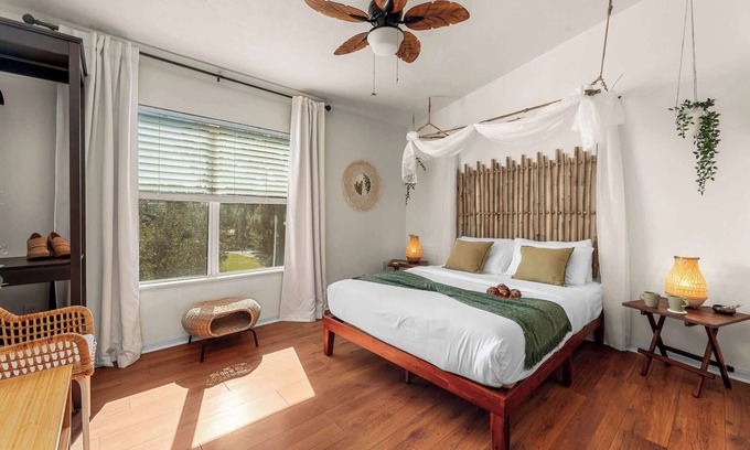 Gainesville Condo | Bali Bliss RENOVATED & Well-Appointed 2BDCondo