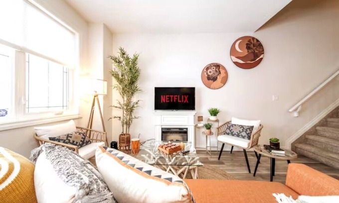 Northwest Edmonton House | Bali Escape-King Bed☆Jetted Tub☆Fireplace-Garagen