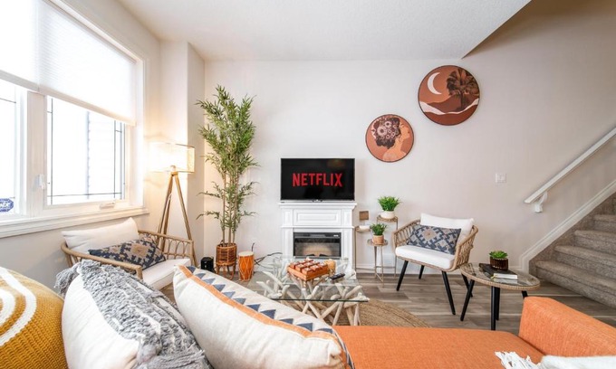 Northwest Edmonton House | Bali Style Home - King Bed - Fireplace - Jacuzzi - Fast Wi-Fi - Free Netflix & Garage Parking