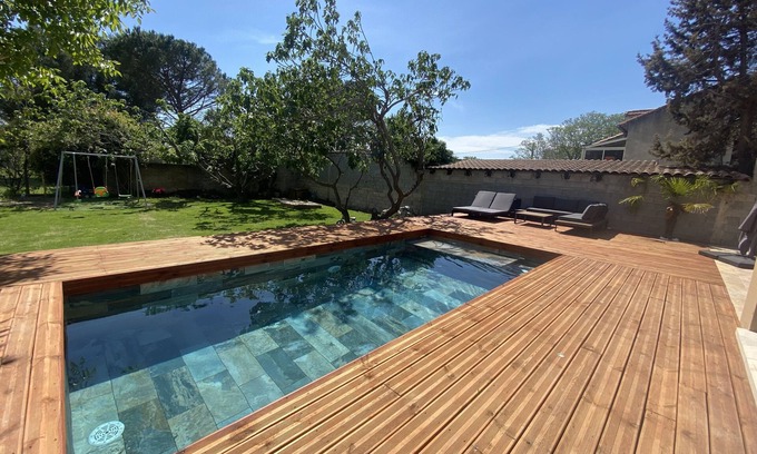 Carpentras Villa | Balinese pool villa with garden 20 minutes from Mont Ventoux