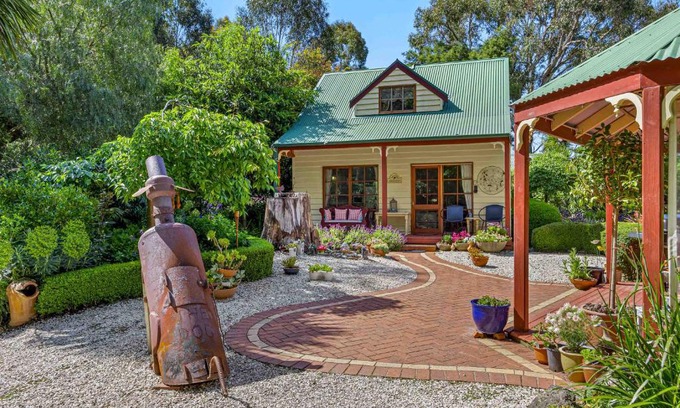 Brown Hill Apartment | Ballarat Cottages