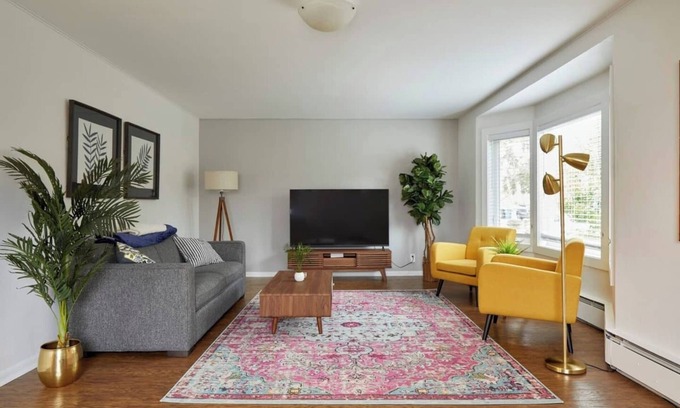 West Woodland House | Ballard Bungalow: Spacious Perfect for Families with Private Fenced Yard & Hot Tub