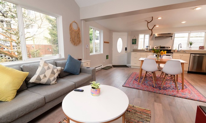 Loyal Heights Cottage | Ballard - Sunset Hill Guest House