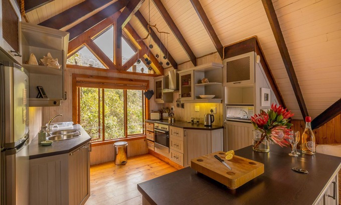 Victoria Bay House | Ballots Bay Treehouse