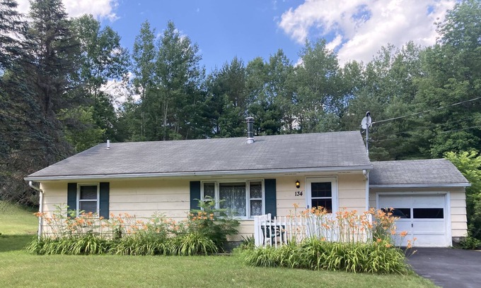Maryland House | Ballpark Retreat Lake House Sleeps 6, Hot Tub, Fishing, Large Yard