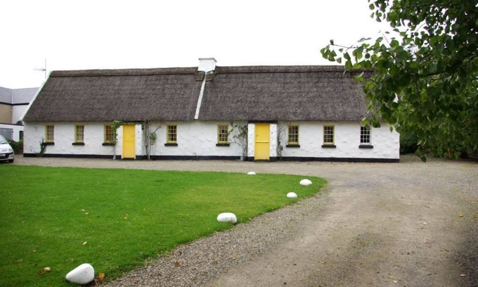Ballyvaughan Cottage | Ballyvaughan Cottage No 4 - a bungalow that sleeps 7 guests in 3 bedrooms