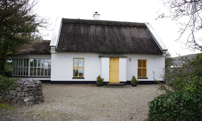 Ballyvaughan Cottage | Ballyvaughan Cottage No 14 - a bungalow that sleeps 7 guests in 3 bedrooms