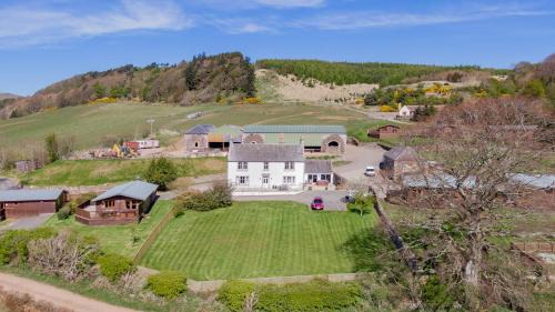 Cupar House | Balmeadowside Farmhouse with Hot Tub