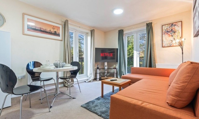 Smethwick Apartment | Balmoral Court -Sleeps 6 -Free Parking with Workspace & High-Speed WiFi