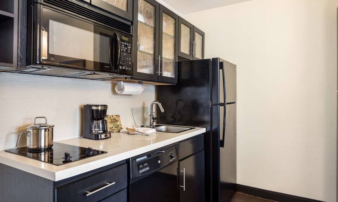 Linthicum Heights Hotel | Baltimore Adventure Awaits! Prime Location, Pets Allowed, Fully Kitchen!