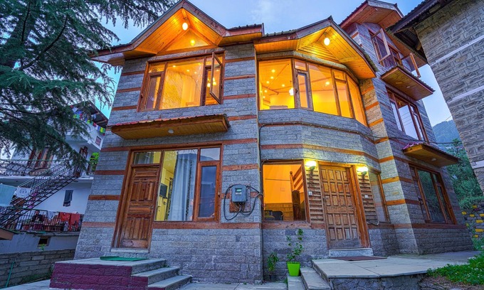 Aleo Cottage | Balvenie - 4 BHK - A mountain View cottage 5 min away from Mall Road