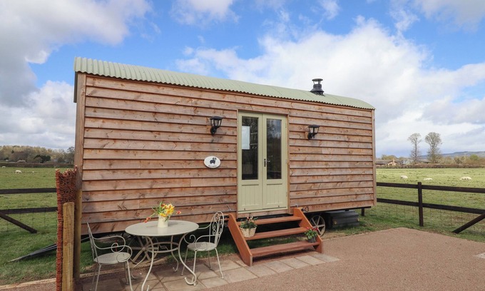 Garthmyl Cottage | BALWEN SHEPHERD'S HUT, romantic, character holiday cottage in Berriew