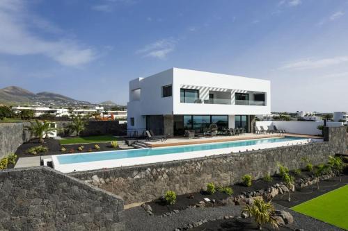 Puerto Calero Villa | BAMANIJA by Buenavilla
